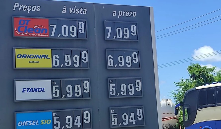 Gasolina custando R$ 6,99