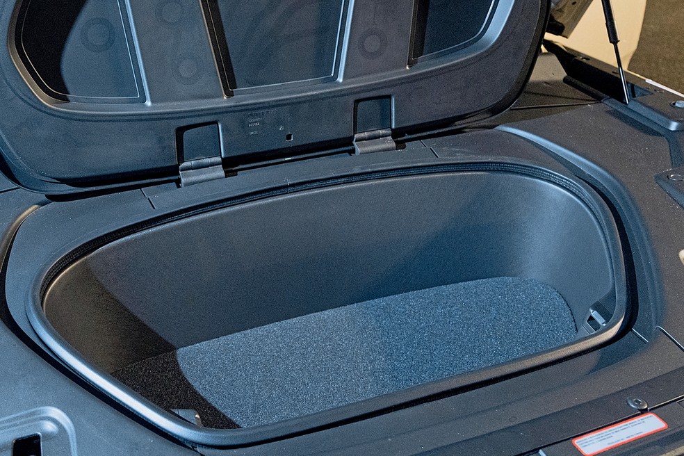 Volvo EC40 Plus tem pequeno porta-malas na frente — Foto: Renato Durães/Auto News Brasil