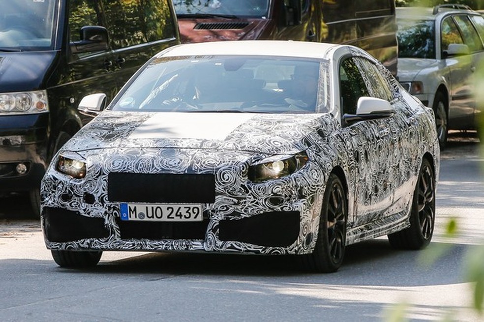 BMW Série 2 GranCoupé flagrado em testes (Foto: Automedia) — Foto: Auto Esporte