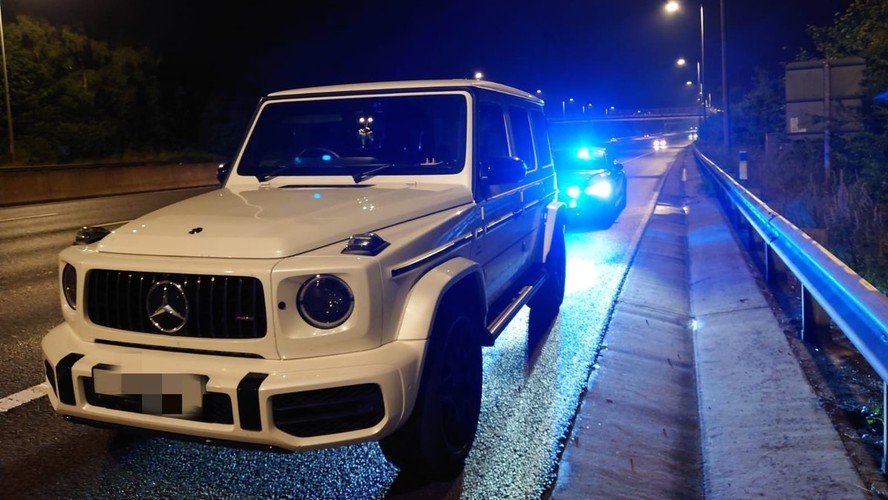 Mercedes-AMG G63 2020 Dianteira Mulher Multa Banheiro
