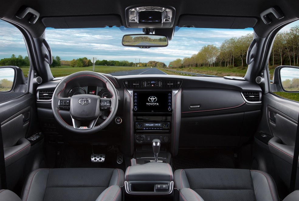 A central multimídia tem tela de 8 polegadas e é compatível com os sistemas Android Auto e Apple CarPlay, só via cabo  — Foto: Divulgação 