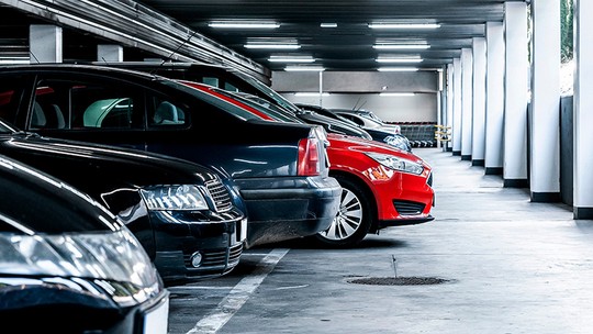 Estacionamentos podem cobrar preços mais caros de carros grandes?