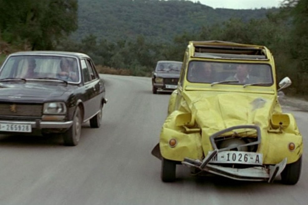 2CV preparado escapa de Peugeots 304 em Somente para os seus olhos (Foto: Divulgação) — Foto: Auto Esporte