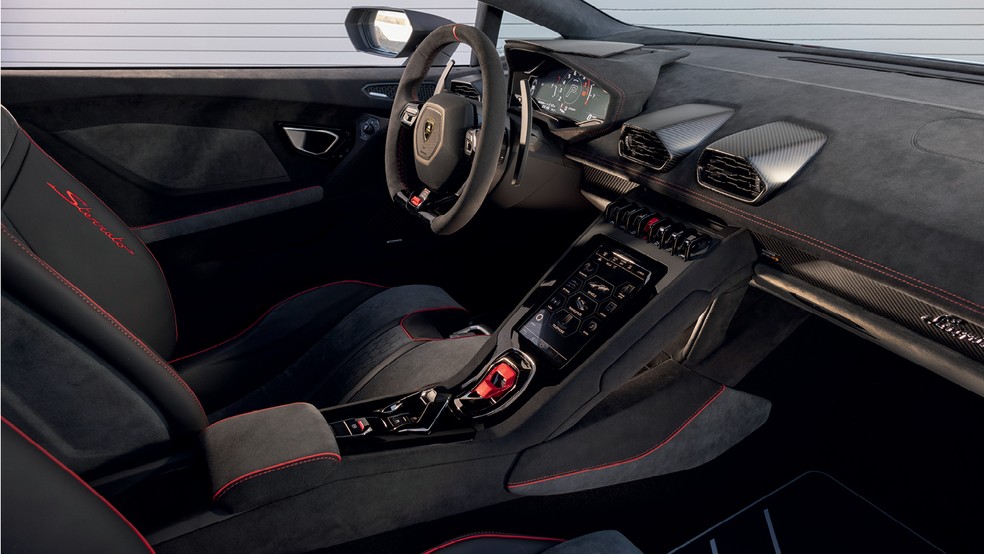 Lamborghini Sterrato - multimídia fica entre os dois bancos — Foto: Divulgação
