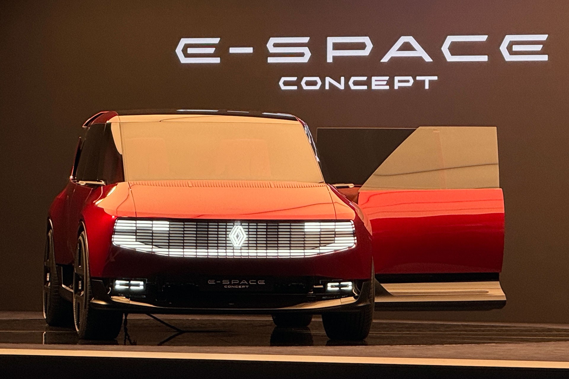 Renault E-Space resgata modelo de 1984 com ‘sala de estar’ e tela panorâmica