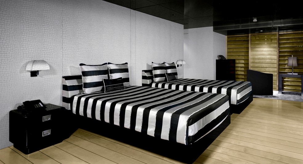 Ambientes têm tons sóbrios como preto e branco — Foto: Reprodução/Internet