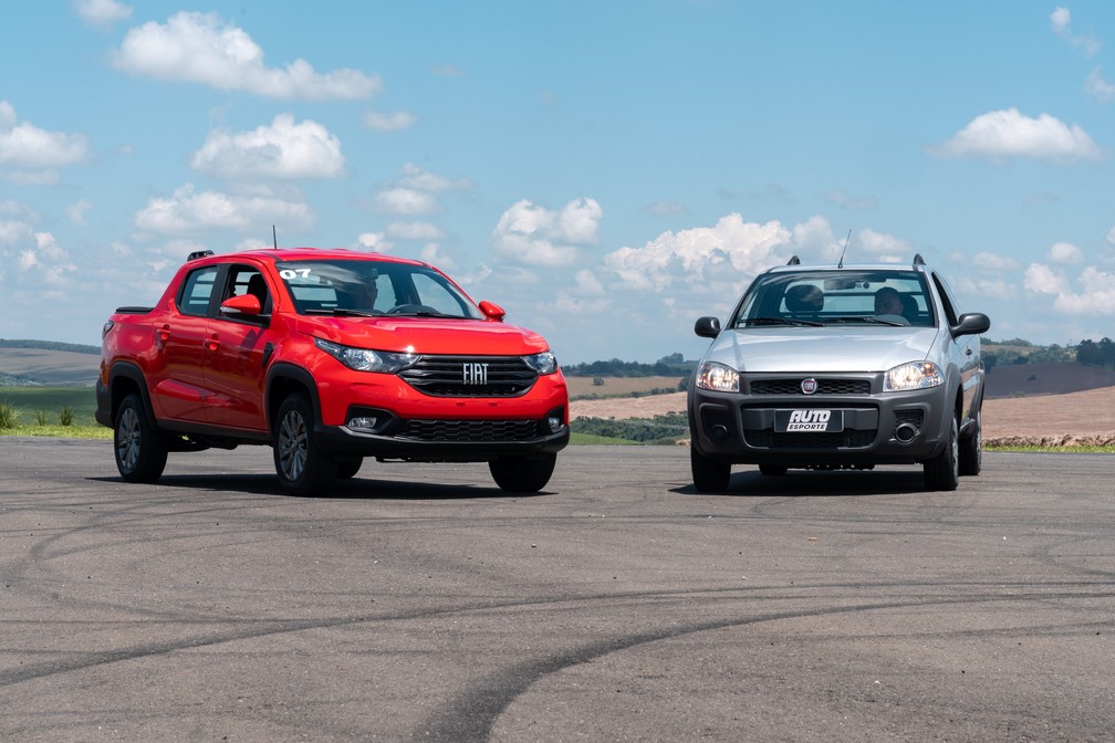 Nova geração da Fiat Strada ao lado da primeira geração  — Foto: Marcelo Brandt/G1
