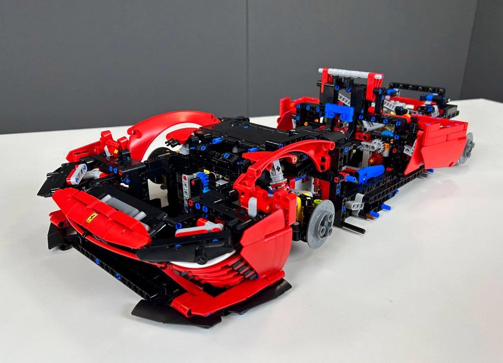 Ferrari Daytona SP3 feita pela Lego tem peças coloridas na estrutura, mas não na parte visível  — Foto: André Paixão/Autoesporte