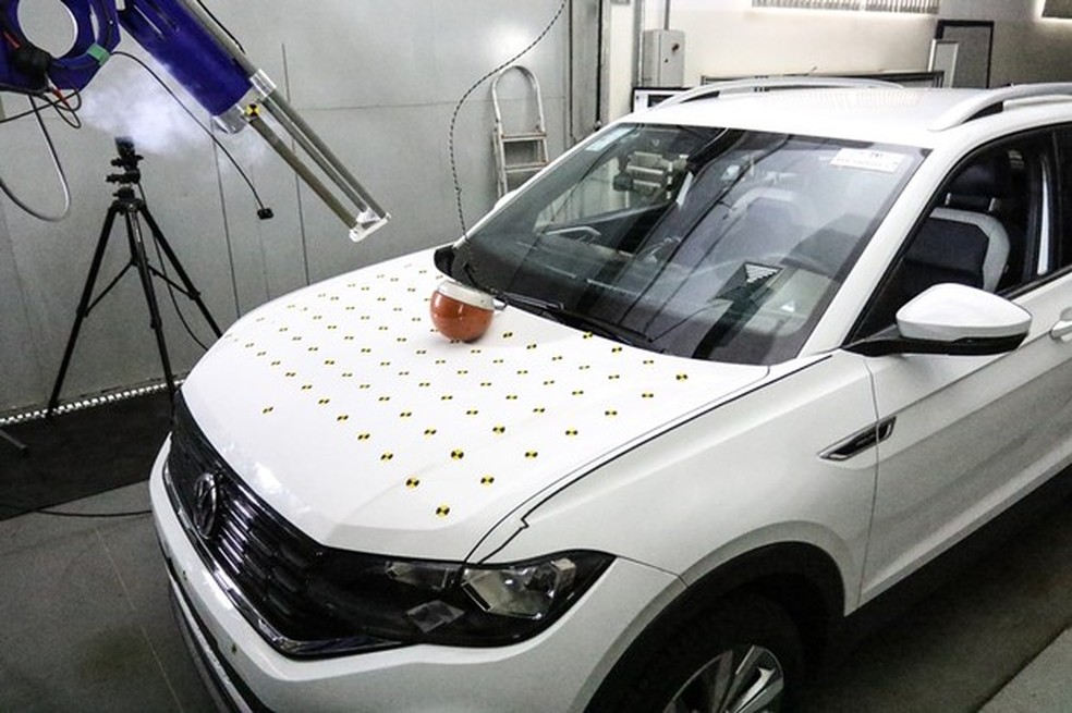 Esfera é atirada com força no capô para representar o impacto de uma cabeça humana (Foto: Divulgação) — Foto: Auto Esporte