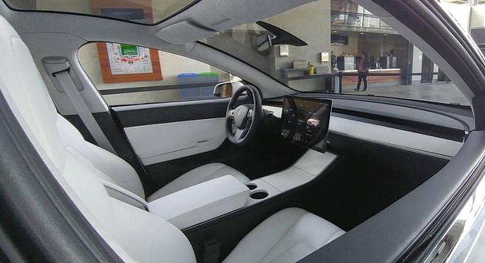 Flagra revela interior do Tesla Model 3 (Foto: Reprodução) — Foto: Auto Esporte