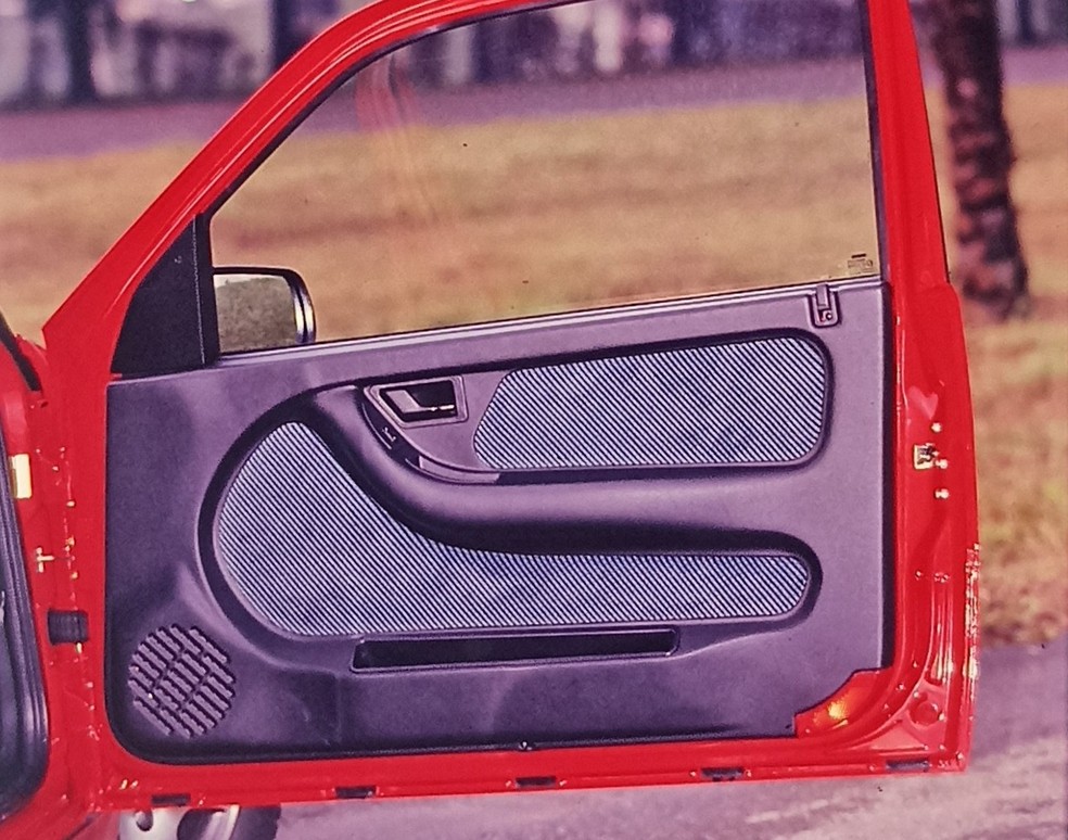 As mudanças no interior incluem novos painéis de porta, mais curvilíneos, e há barras no seu interior — Foto: Luca Bassani/Auto News Brasil/Acervo MIAU