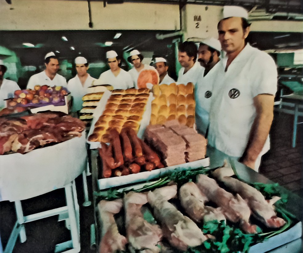 Uma equipe de 640 pessoas, entre elas 125 cozinheiros, preparava diariamente 33,5 mil refeições — Foto: Acervo Miau