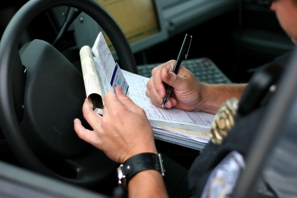 Dirigir com a CNH vencida dá multa e é uma infração gravíssima — Foto: GettyImages