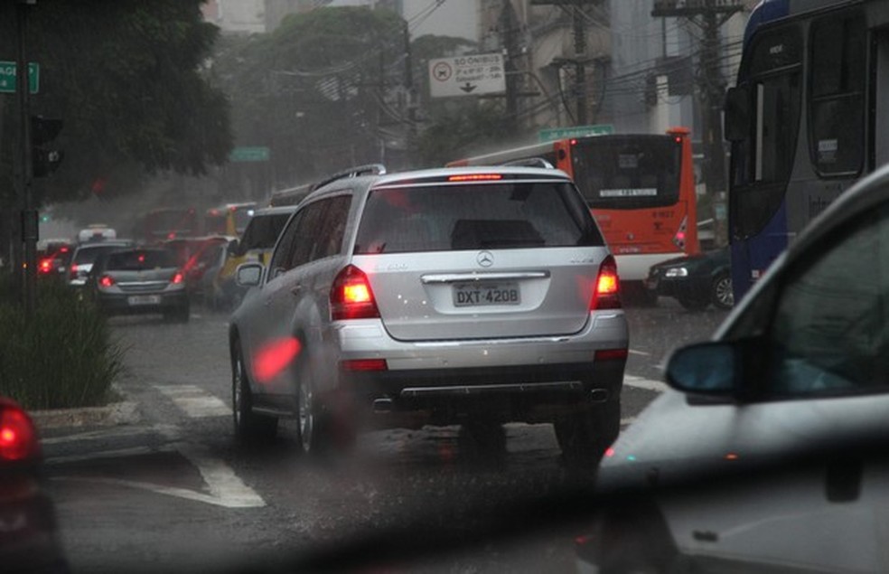 Carros na rua em dia de chuva (Foto: Guilber Hidaka / Editora 3PWEB) — Foto: Auto Esporte