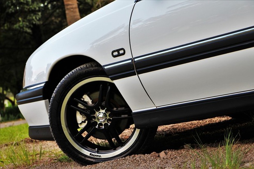 Rodas aro 17 não são originais, mas a personalização ficou bacana (Foto: André Jacquillat/Divulgação) — Foto: Auto Esporte