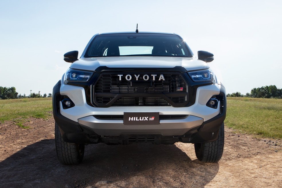 Toyota Hilux GR-Sport 2023 ficou com a "cara" mais invocada que na versão anterior — Foto: Divulgação