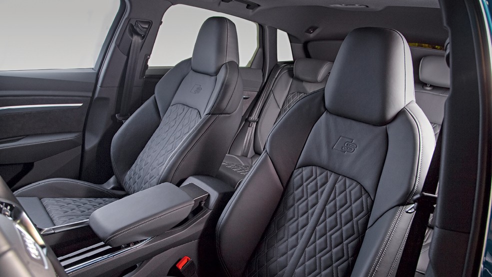 Toda escura, cabine alia a elegância à esportividade presente nos bancos com costuras em losangos — Foto: Renato Durães/Auto News Brasil