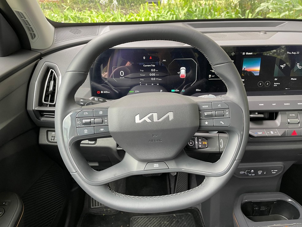 Volante do Kia EV5 é sensível e tem boa empunhadura — Foto: Cauê Lira/Auto News Brasil
