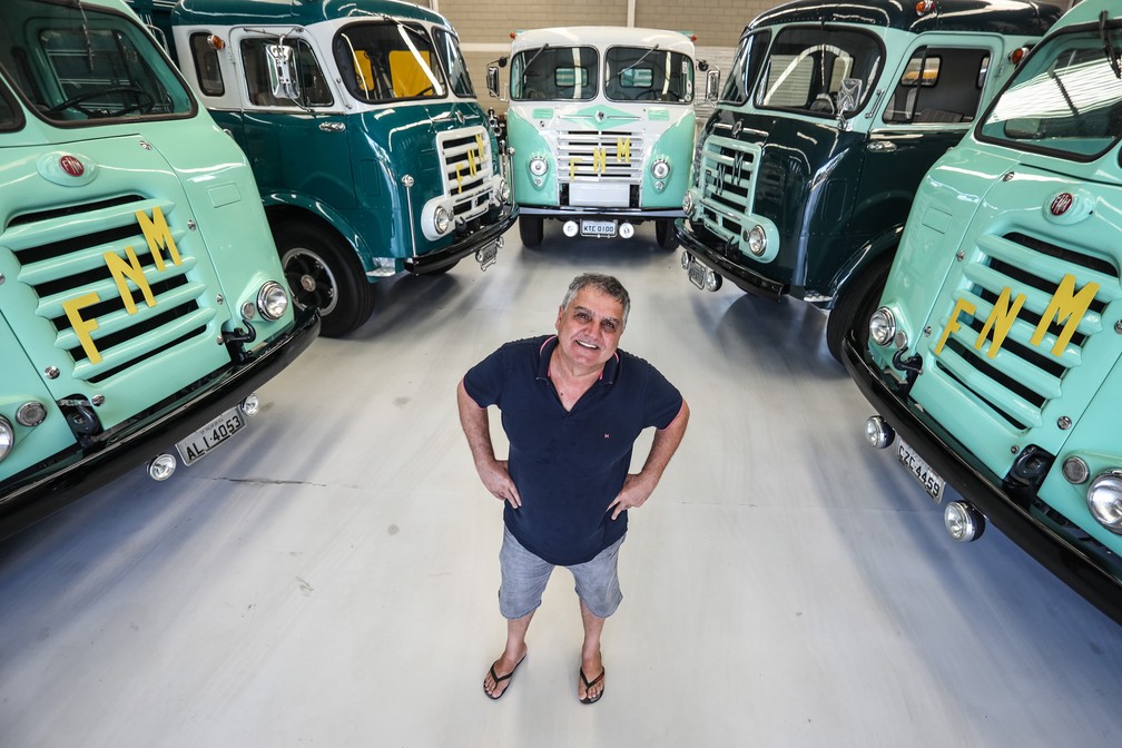 Osvaldo Strada, colecionador de caminhões Fenemê, entre algumas de suas 'joias' na casa em Pilar do Sul (SP) — Foto: Fábio Tito/G1