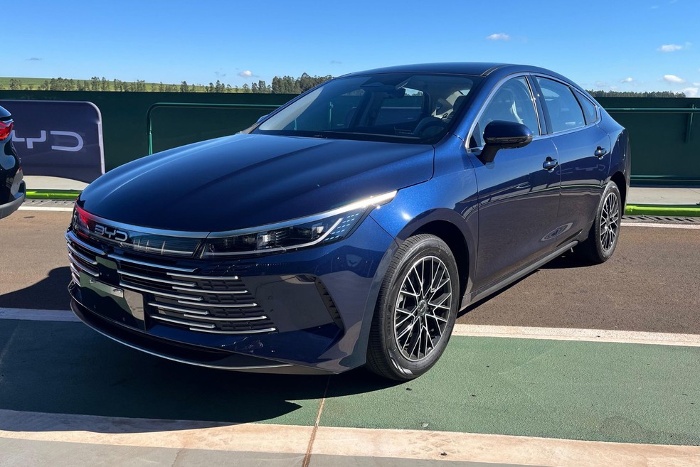 BYD King 2026 é sedã híbrido que concorre com o Corolla — Foto: Marcus Celestino/Auto News Brasil