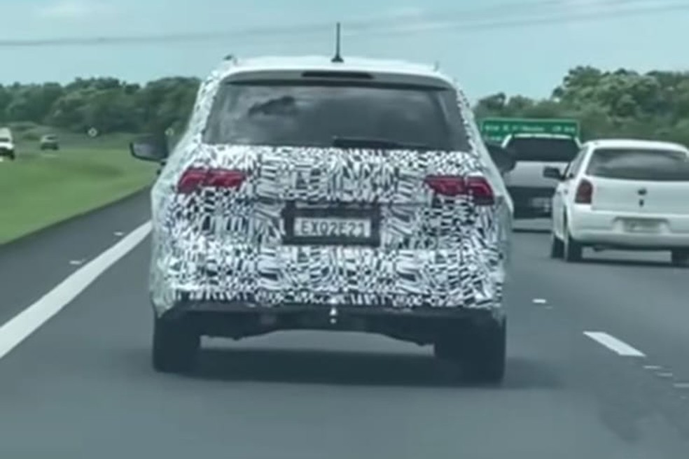 Flagra de nova picape da Volkswagen: ângulo traseiro revela bem o eixo rígido traseiro — Foto: Reprodução/Placa Verde