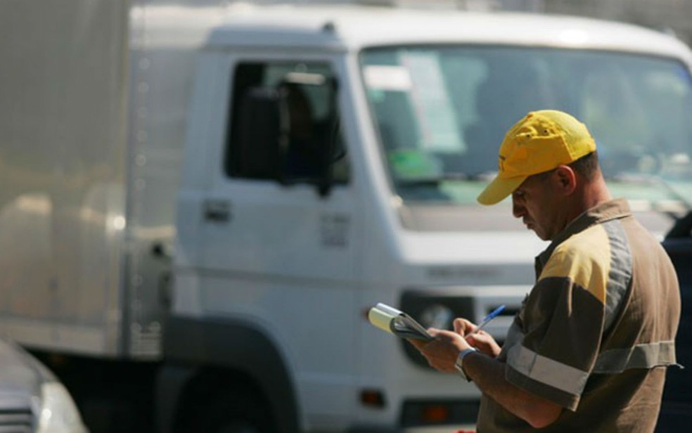 Fiscal multa caminhão em São Paulo — Foto: Filipe Araújo/ Agência Estado