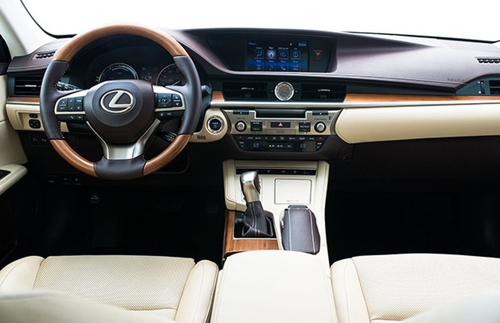 Painel do ES350 ganhou detalhamento em couro no console e opção de cor marrom (Foto: Divulgação) — Foto: Auto Esporte