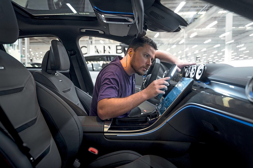 Fábrica de blindagem funciona como uma linha de produção, com estações para cada etapa — Foto: André Paixão/Auto News Brasil
