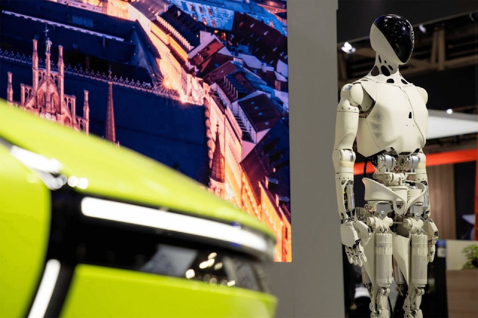 Robô Iron tem 60 articulações, 200 graus de liberdade e deve virar produto comercializável em 2026 — Foto: Divulgação/xPeng