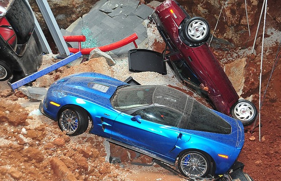 Corvette 40th Anniversary Ruby Red 1993 e Corvette "Blue Devil" ZR1 2009 engolidos por cratera em museu (Foto: National Corvette Museum) — Foto: Auto Esporte