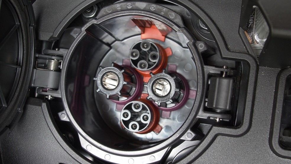 Plugue de recarga do tipo Chademo — Foto: Getty Images
