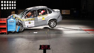 Chevrolet Classic sem airbag: 1 estrela para passageiro adulto (2,28/16,00) e 1 estrela para passageiro infantil (9,16/49,00)