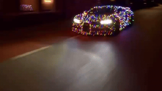 Bugatti Chiron se transforma em árvore de Natal de R$ 25 milhões
