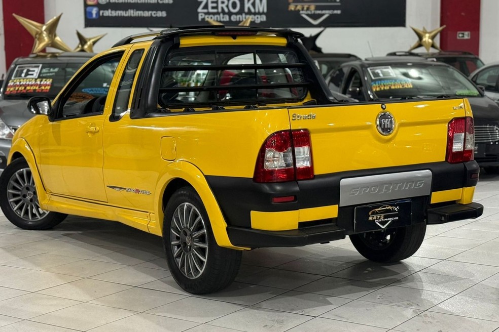 Fiat Strada Sporting tinha apliques decorativos com o nome da versão — Foto: Rats Multimarcas/Auto News Brasil
