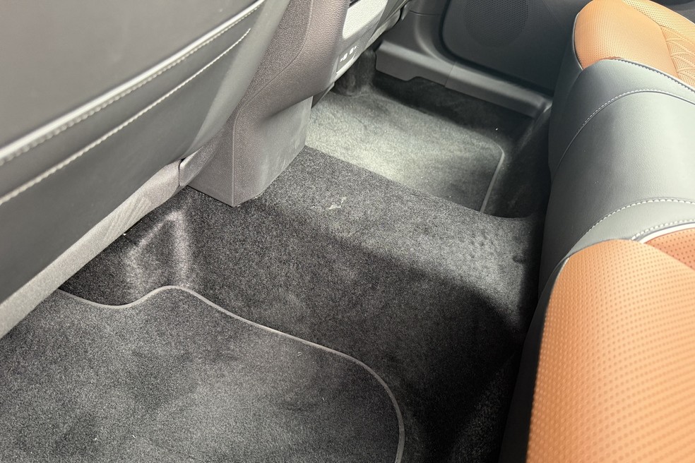 Túnel central do Volkswagen Tiguan 2027 é alto e rouba espaço dos pés — Foto: Cauê Lira/Auto News Brasil