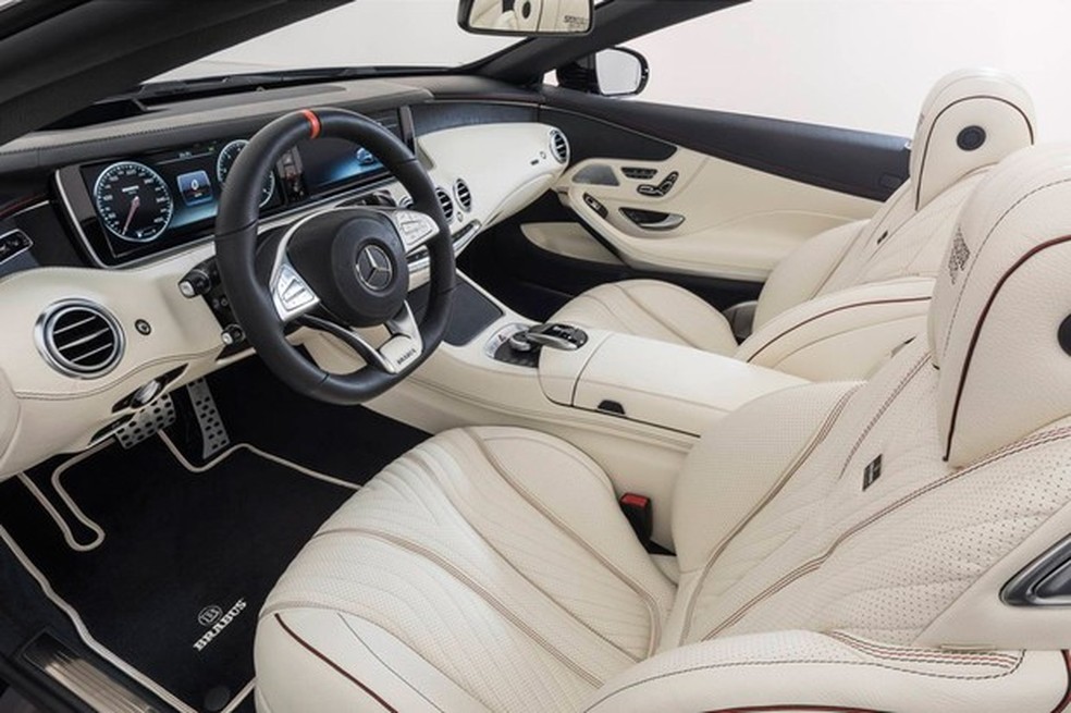 O interior recebe emblemas e bordados da Brabus, além de couros especiais (Foto: Divulgação) — Foto: Auto Esporte