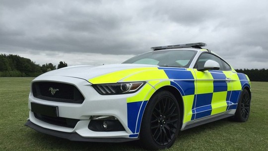 Ford Mustang vira carro de polícia na Inglaterra