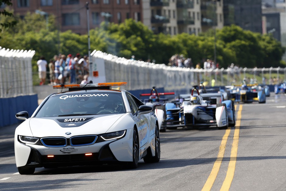Safety Car conduz os pilotos durante interrupção na prova