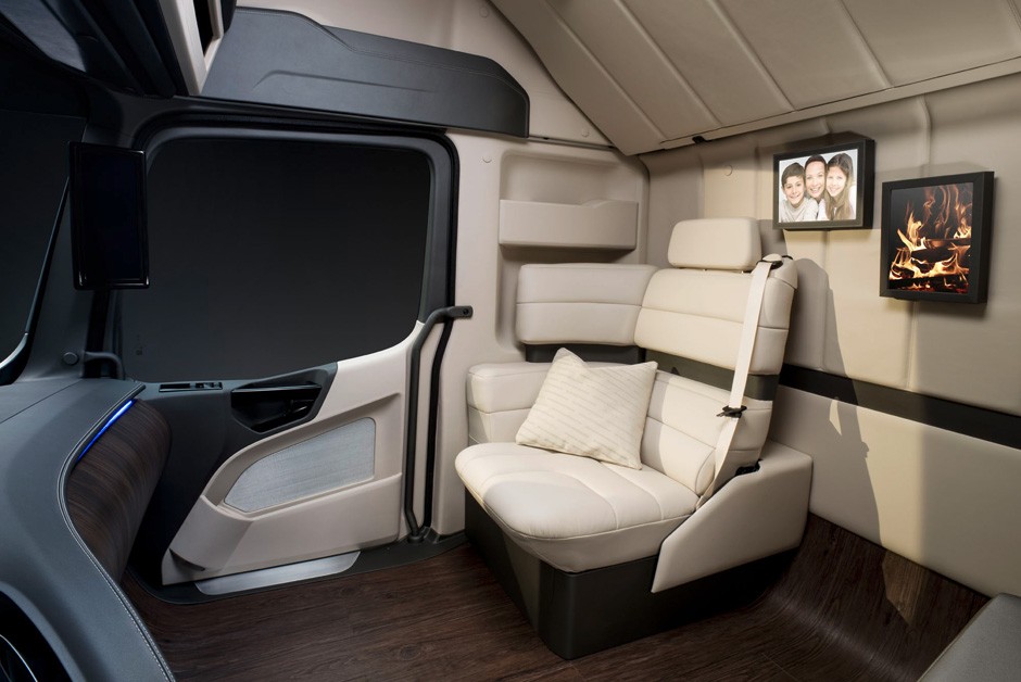 Cabine é equipada com tablet destacável e um confortável banco de couro que gira em 45°
