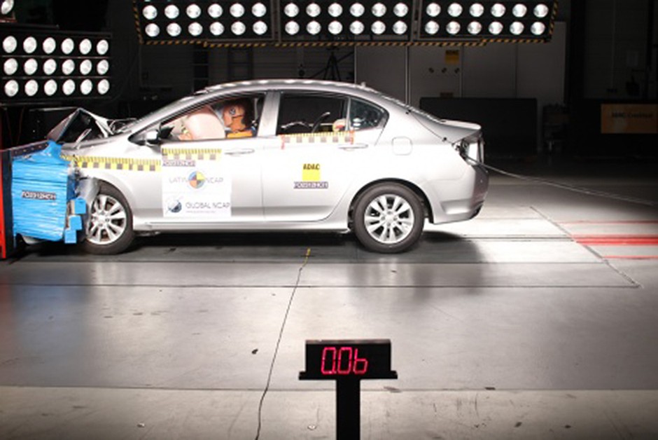 Honda City com airbag duplo: 4 estrelas para passageiro adulto (nota 12,03/16,00) e também para passageiro infantil (nota 37,99/49,00)