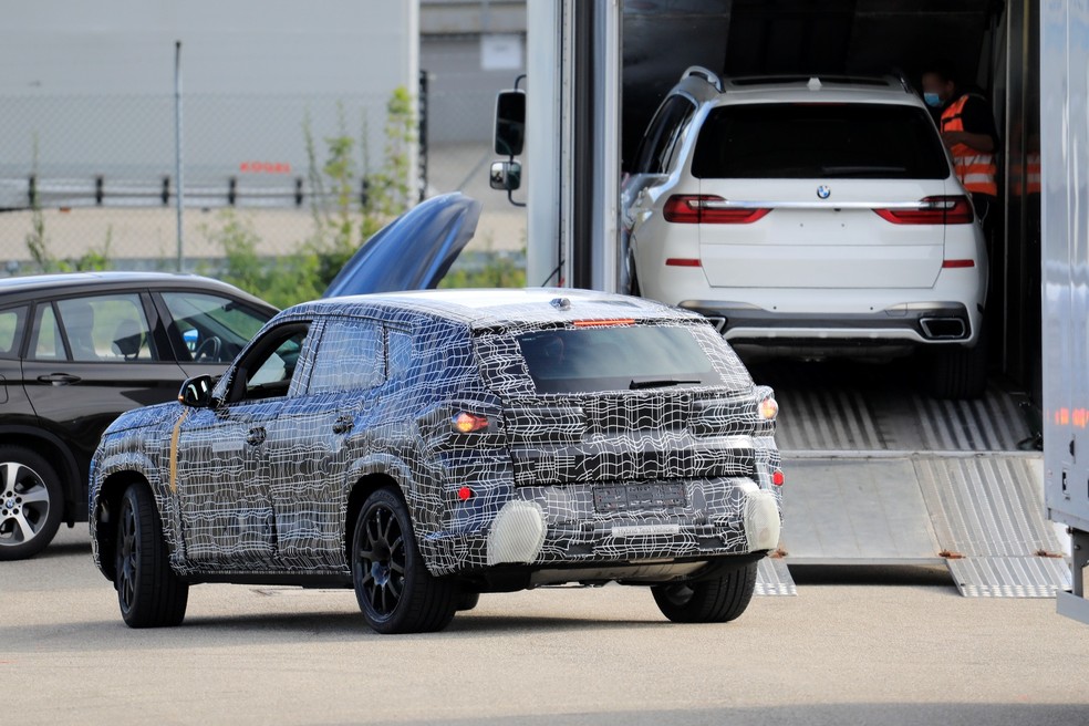 BMW X8: a marca fez um bom trabalho e disfarçou o formato das luzes traseiras e das saídas de escape — Foto: Automedia