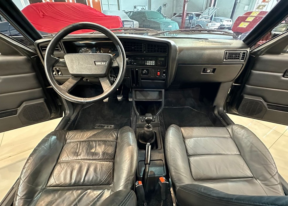 Chevrolet Monza 500 EF tem rádio com toca-fitas e ar-condicionado — Foto: Reprodução