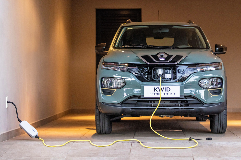 Renault Kwid E-Tech leva cerca de 9 horas para recuperar 190 km de autonomia se recarregado na tomada de casa — Foto: Divulgação