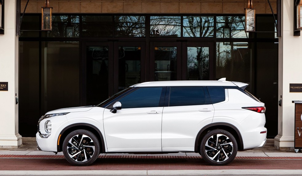 Novo Mitsubishi Outlander 2022 está 3 centímetros maior na distância entre os eixos, agora com 2,70 metros — Foto: Divulgação