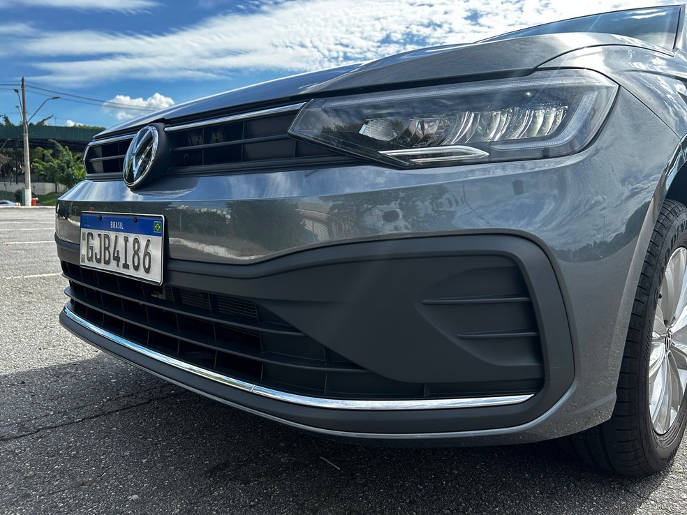 Volkswagen Virtus; sensor do ACC fica atrás do emblema, fácil de ser removido — Foto: Auto News Brasil/André Paixão
