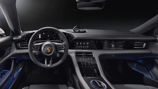 Primeiro Porsche elétrico terá interior com 4 telas