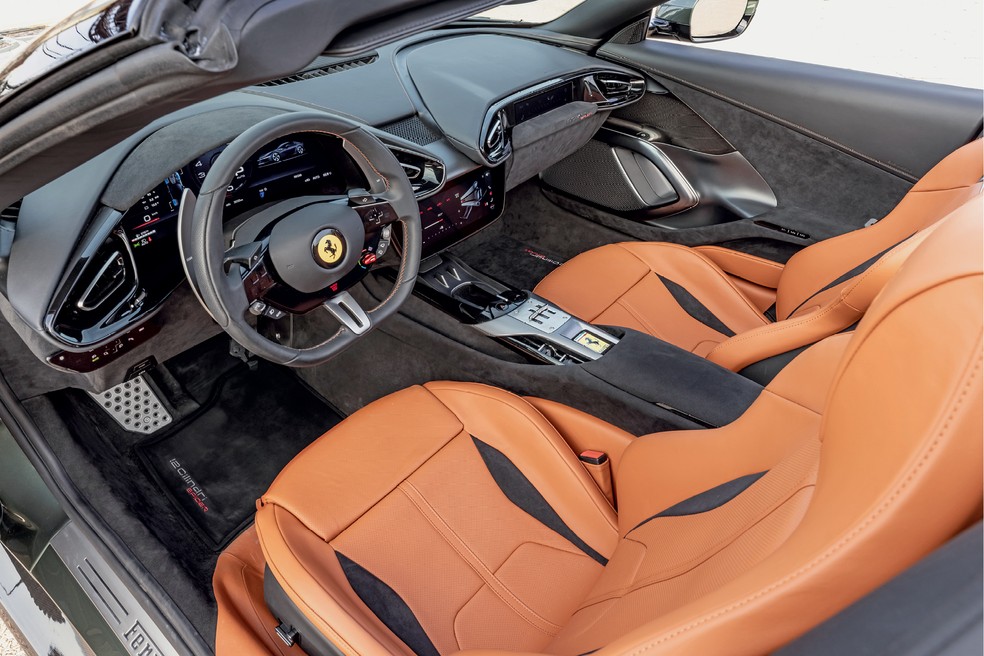 Sistema automatizado de suspensão garante uma condução versátil na Ferrari 12Cilindri Spider — Foto: Divulgação