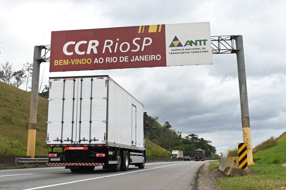 Auto News Brasil viveu aventura a bordo do Mercedes-Benz e-Actros 400 passando pela placa da divisa entre os estados de SP e RJ — Foto: Divulgação/Fernando Favoretto