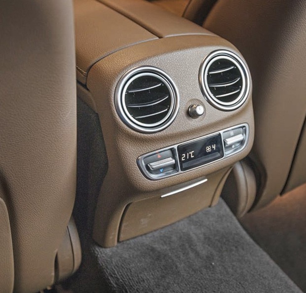 O Mercedes não tem o luxo e o espaço do BMW, mas oferece ar digital de três zonas (Foto: Marcos Camargo) — Foto: Auto Esporte
