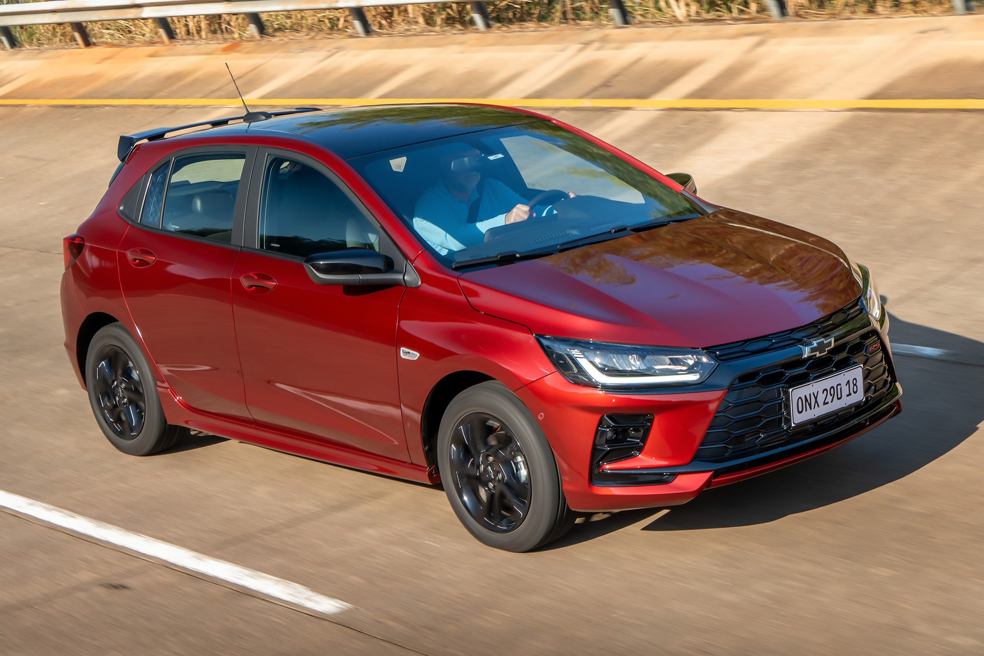 Teste: Chevrolet Onix 2026 faz 15,8 km/l e melhora muito, mas não em tudo